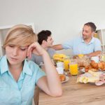 چه نوع رفتاری رفتار مناسب با خانواده همسر است؟